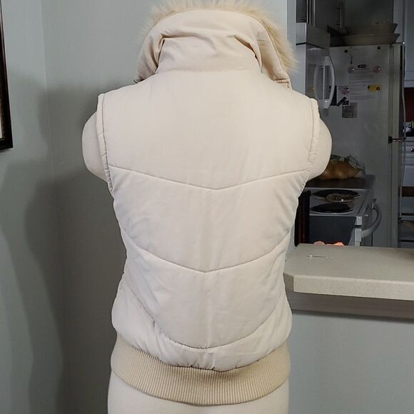 EIVISSA WOMEN'S puffer vest. Size small. Good used condition. Cream, pink & Blue - Picture 5 of 9
